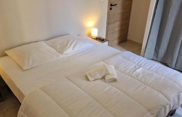 SUPERBE APPARTEMENT porte de la Cité Médiévale à SOMMIERES entièrement rénové très bien équipé 6 pers balcon clim parking privé devant - Foto 19