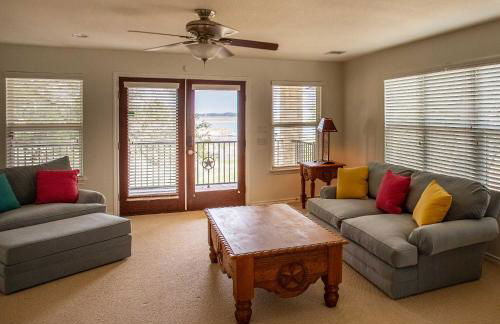 Lakefront 6BR Retreat w Dock & Game Room - Foto 27