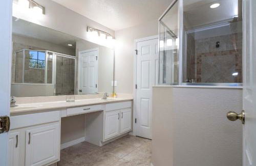 4BR Lakefront - Themed Rooms - Pool & BBQ! - Foto 64