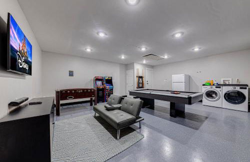 Beautiful home, centrally located to Parks with Pool - Foto 36