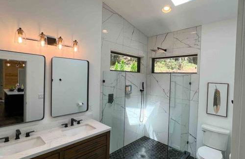 Modern Mountain Getaway with Hot Tub, Fire Pit - Foto 18