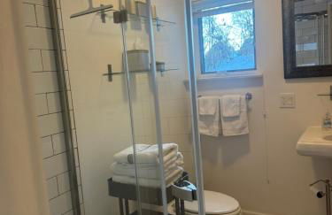 One bedroom with modern kitchen, balcony with water view - Foto 28