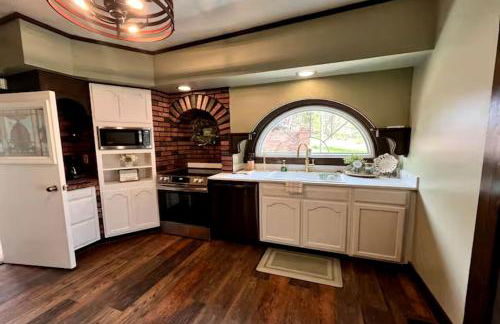 Classic Lakeside Estate Stay with Cozy Living Spaces & Outdoor Adventures in Kuttawa, Kentucky - Foto 13