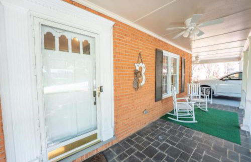 Martinsville Gem - Fireplace, Pets, Near the Park - Foto 39