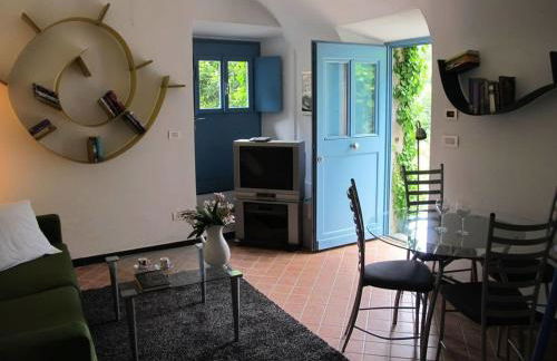 Stunning medieval setting surrounded by mountains - Photo 8