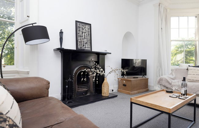 Delightful 3-bed Flat with Parking - Foto 37