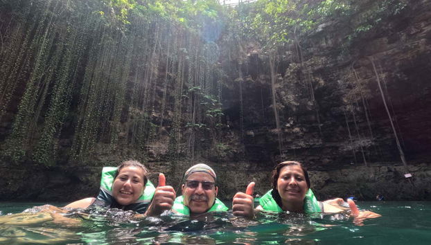 Nadando no cenote Xcajum