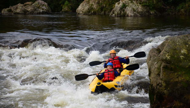 Um pai e um filho no bote de rafting