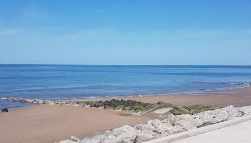 Fabulous beachfront 3 bed house with parking - Foto 5