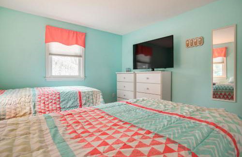 Backyard Chilling Cape Cod Home Steps to Beach - Foto 15