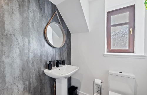 Prime Central Living 5-Bedroom 3-Bath Spacious House - Photo 19