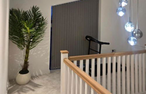 8 Bedroom House Sleeps 20 - Private Garden - Foto 17