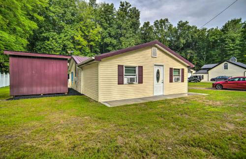 Jamestown Retreat with Hot Tub - Walk to Lake! - Foto 25