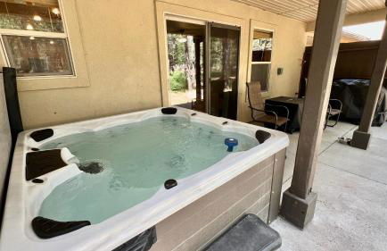 Grandmas Hideaway - walk to downtown, private hot tub, pet friendly with patio - Foto 29