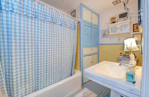 4BR 3 BA HUGE, Balcony, Cemetery, Streetcar sleeps 8! - Photo 21