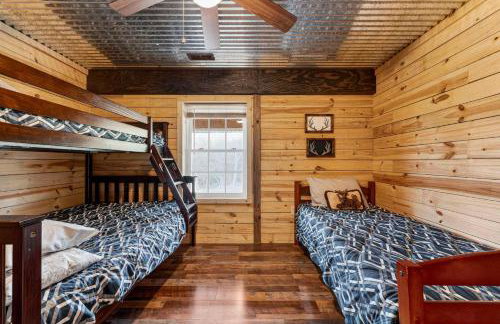 Rustic Barn Retreat w Hot Tub Game Room & FirePit - Photo 31
