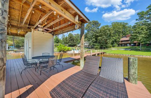 Lakeside Lodge - Lakefront home with private dock & hot tub - Foto 29