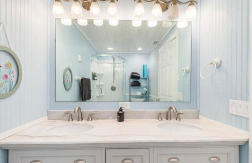 Relaxing 4 bedroom home with Pool - Photo 24