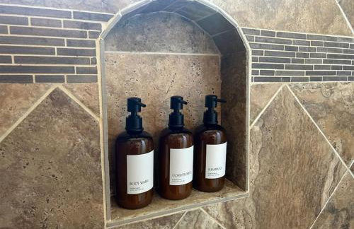 Stunning Spanish-Style Retreat with Pool Sleeps 28 - Foto 24