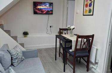 Private Basement Flat - Photo 17