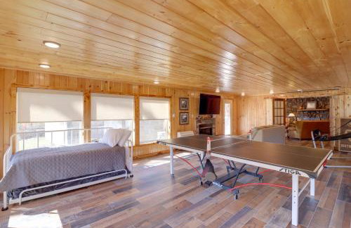 Family-Friendly Riverfront Manor on the Little Red - Foto 24