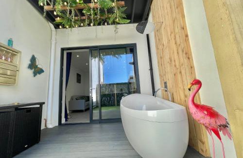 The Jungle Apartment - by Coastline Retreats - Jungle Themed Garden Apartment - Outdoor Bath - Next to Seafront - Childrens Toys - Superfast Wifi - Netflix - Disney - Foto 17