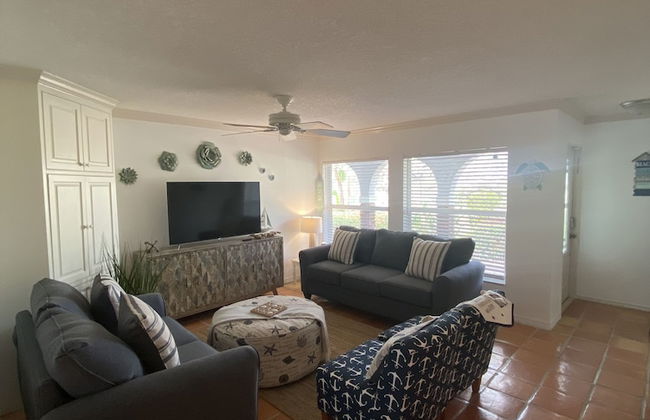 Tropical Theme Home Steps from the Beach - Foto 5