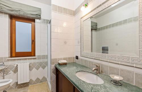 Valley View Villa in San Mango D'aquino with Hot Tub - Foto 57