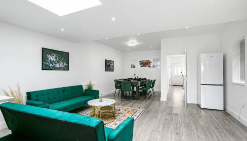 Spacious Detached House with 7 Beds Includes Ping Pong and Pool Table Sleeps 14 Free Parking - Foto 2