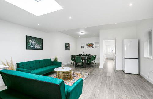 Spacious Detached House with 7 Beds Includes Ping Pong and Pool Table Sleeps 14 Free Parking - Foto 2