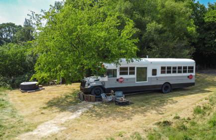 American School Bus Retreat with Hot Tub in Sussex Meadow - Foto 13