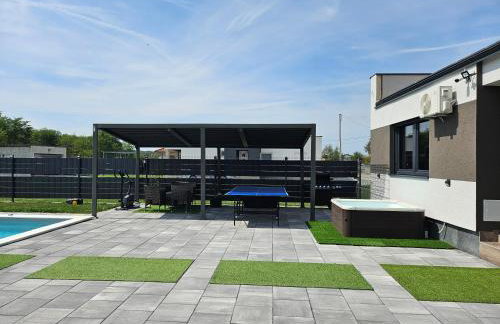 Villa Joy with Pool,Jacuzzi,E Auto Station - Foto 16