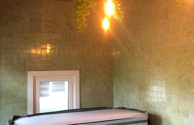 Magnificent Luxury Chateau in Vast Garden with Sauna & Hot Tubs - Photo 52