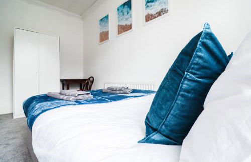 Spacious 4-Bed Home, Perfect Stay with Free WiFi - Foto 66