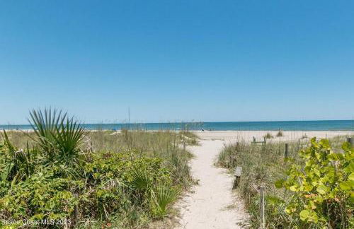 Coastal 2BR Oceanfront Escape, Steps from Sand & Pool - Foto 27