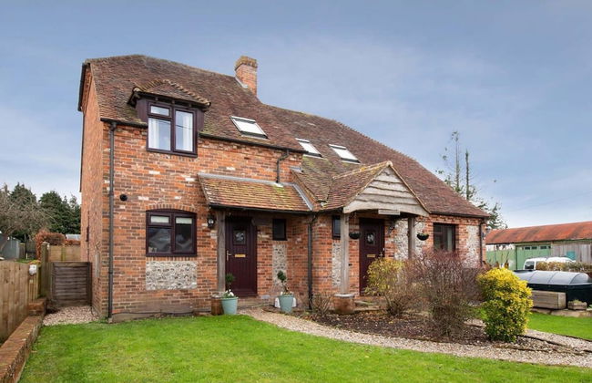Cosy Cottage in Beautiful South Downs Walk 2 Pub - Photo 1