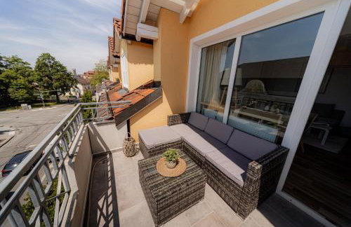 C4S COME4STAY Altötting - 3-Zi Whg I Zentrale Lage I Parkplatz I Balkon I WIFI I SmartTV I 1 Kingsize, 1 Queensize Bett I Office Arbeitsplatz I Wohnbereich mit Couch und Essbereich I voll ausgestattete Küche I Nespresso - Foto 31