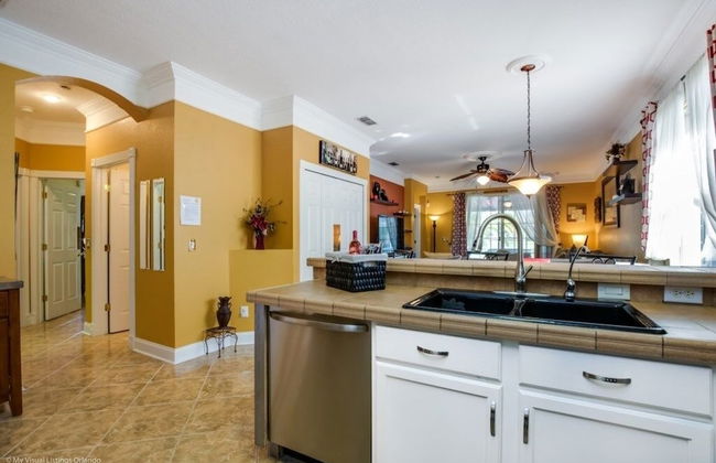 "southern Charm" 4 Bed & 2 Bath Private Pool Home 4 Bedroom Villa by RedAwning - Photo 14