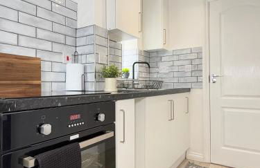 'The Elegant Comfort' - A Stunning Luxury 2-Bed Flat with Private Garden & Patio - Free Parking - Photo 32