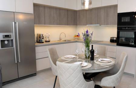 New luxury air-conditioned apartment, with jacuzzi, free parking and gardens - Foto 3