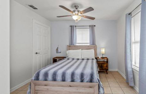 8 Mins to SPI Beach Spacious 3BR with Backyard - Foto 8