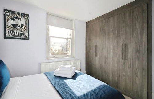 Large 3 bedrm apartment in heart of Theatre Land - Photo 9