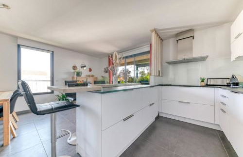 GuestReady - Chic Stay with Jacuzzi and Parking - Photo 40