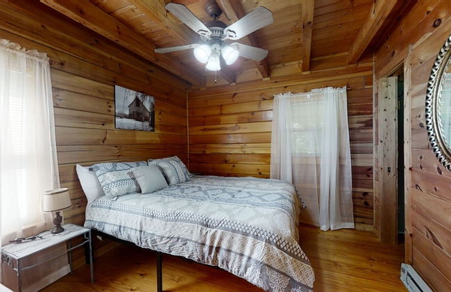 Yellow Cabin On The River 2 Bedroom Cabin by RedAwning - Photo 2