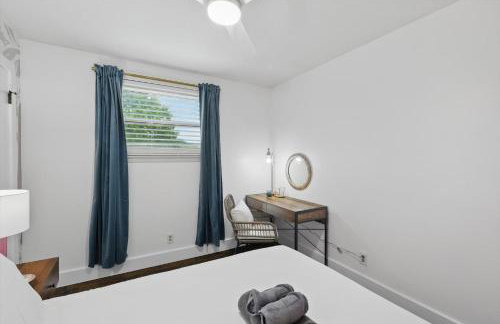 5BR w Pool, Golf Simulator, Game Room & EV Charger - Foto 29