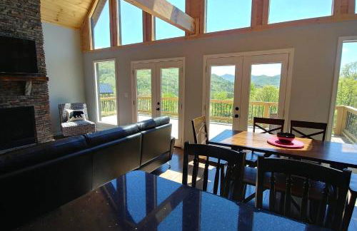 Peace of Heaven, Modern Chic Cabin, Majestic Mountain Views, Hot Tub, Fire Pit, Outdoor Games, Close to Town - Foto 8