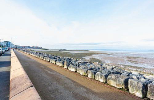 Beachfront Apartment 3 Bedrooms Sleeps 7 - Gateway to the Lake District - Newly Refurbished - Foto 20