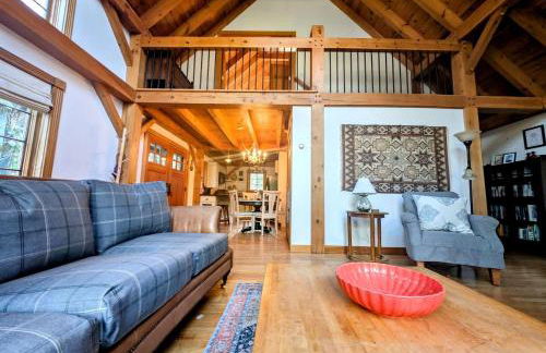 Bright Post & Beam Retreat with Fire Pit & Game Room Near Acadia | Sorrento, Maine - Foto 2