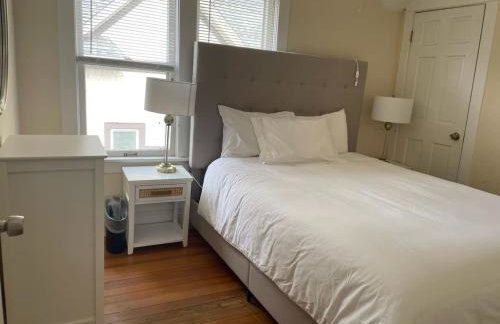 Spacious Home in DT Libertyville Near Naval Base - Foto 18