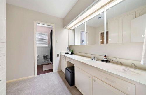 Relax and Play 3BR Retreat w Sunroom - Foto 25